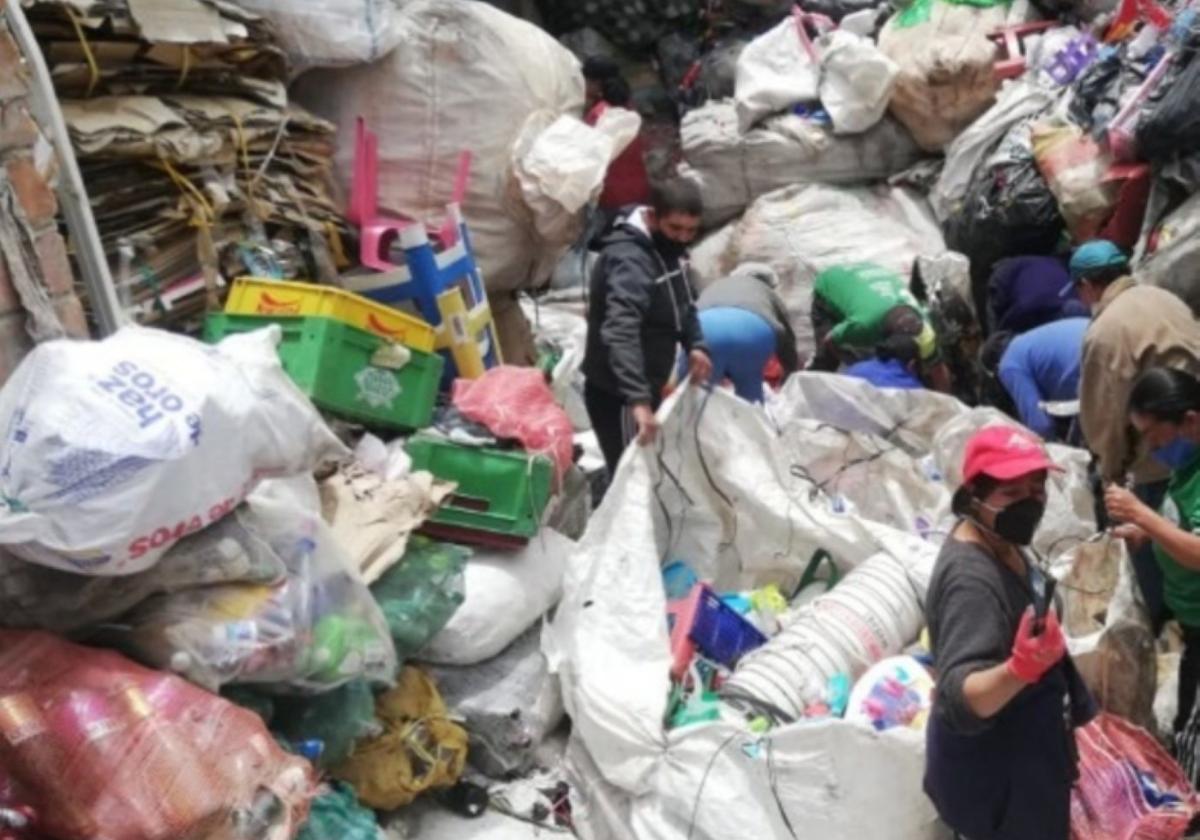 Tres recicladoras de la asociación colombiana Arsoc, de visita en Arrasate