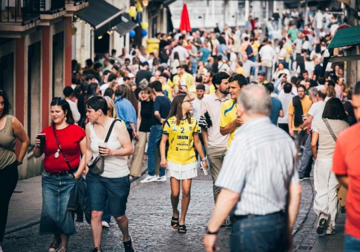 El ambiente en la calle combinó con el de las gradas de Artaleku durante la Copa