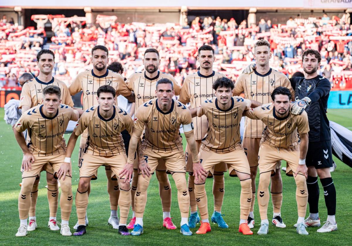 El once inicial del Eibar frente al Granada en la victoria por 0-2 en el Nuevo Los Cármenes.