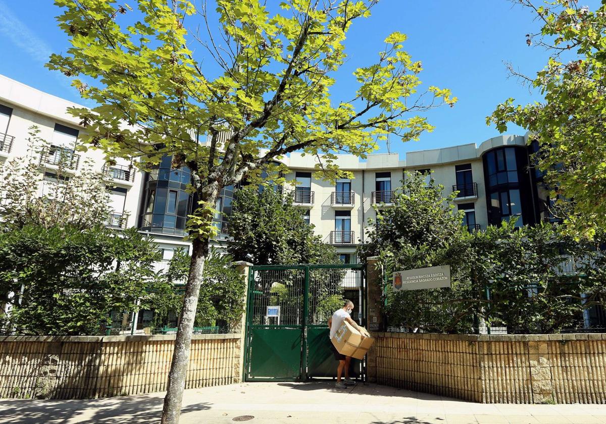 Un hombre sale del interior de la residencia Sagrado Corazón de Errenteria.