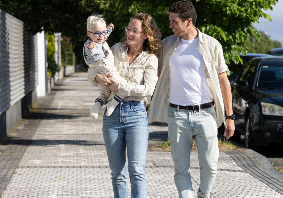 Álex y Janita junto a su hijo Marco.
