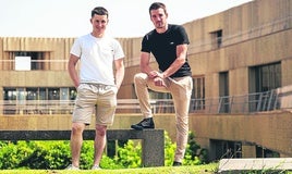 Inaxio Arin e Ion Areitio posan en el Basque Culinary Center tras la jornada de jóvenes del primer sector 'Impulso Agro'.