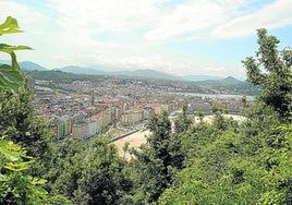 Escribe Mónica: «Resulta lamentable la dejadez del Ayuntamiento con el monte Ulia. Tenemos el mirador sobre la ciudad cubierto de zarzas impidiendo que se vean unas vistas espectaculares que antaño eran fotografiadas por donostiarras y turistas. Además, el restaurante del albergue de Ulia sigue sin dar comidas al público y la cafetería del antiguo tiro al plato sigue abandonada. Mayor desidia es imposible».