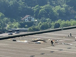 Agujero generado por la pieza disparada en las instalaciones de Indar en Beasain.