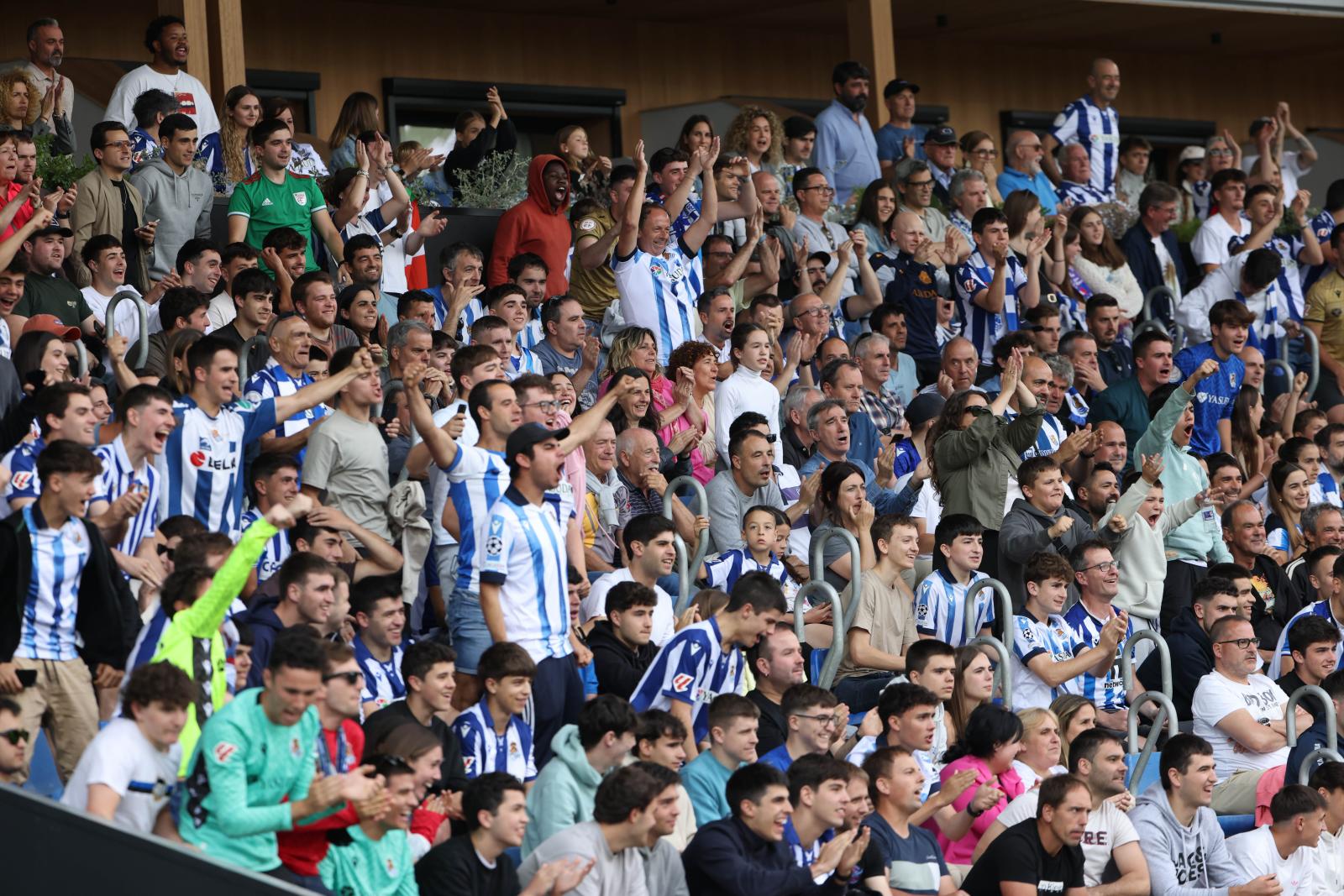 La afición de la real anima al Sanse el pasado domingo en Zubieta