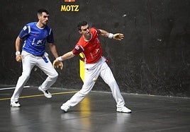 Altuna conecta un derechazo en presencia de Ezkurdia, este martes en Bergara.