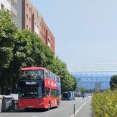 El autobús turístico que recorre San Sebastián a su paso por la Avenida de Madrid.