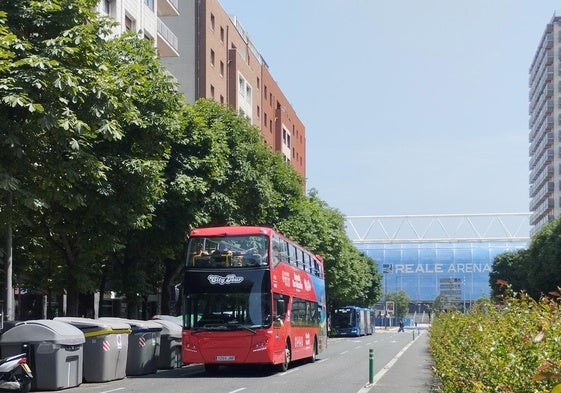 El autobús turístico que recorre San Sebastián a su paso por la Avenida de Madrid.