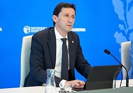 El consejerod de Hacienda y Finanzas, Noël d'Anjou, durante la rueda de prensa posterior al Consejo de Gobierno de este martes.