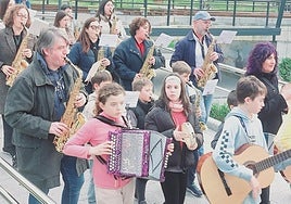 Imanol Urbieta Musika eskolako irakasle eta ikasle talde bat kalejiran beraien instrumentuekin.