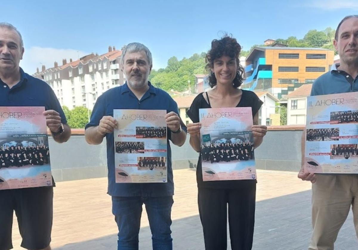 Miembros del coro Eragiyok, el alcalde Xabier Urdangarin y la edil Naroa del Orden en la presentación del ciclo Ahober.