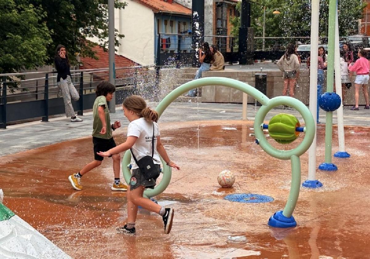 En marcha el parque de chorros de Txantxa Zelai para combatir el calor