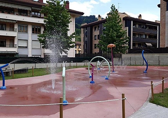 Isleta central con juegos acuáticos y un área de estancia conforman el parque de Sagasti.