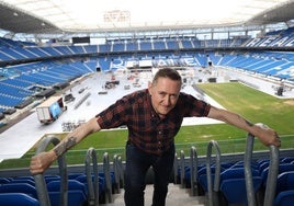 Fermin Muguruza, en las gradas de Anoeta con los preparativos para el concierto del sábado al fondo.