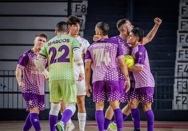 Víctor, Marcos, Caruso, Rafa Usín y Chuky celebran el empate conquistado enla ida en Santa Coloma.