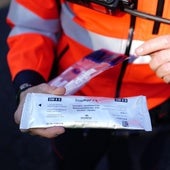 Un ertzaina, con un test de drogas en un control.