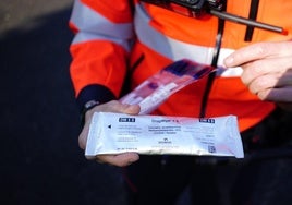 Un ertzaina, con un test de drogas en un control.