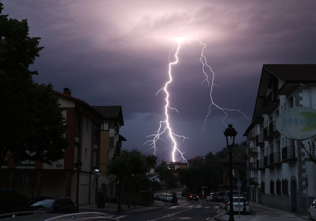 Tormenta eléctrica en Irura, en la noche de este miércoles
