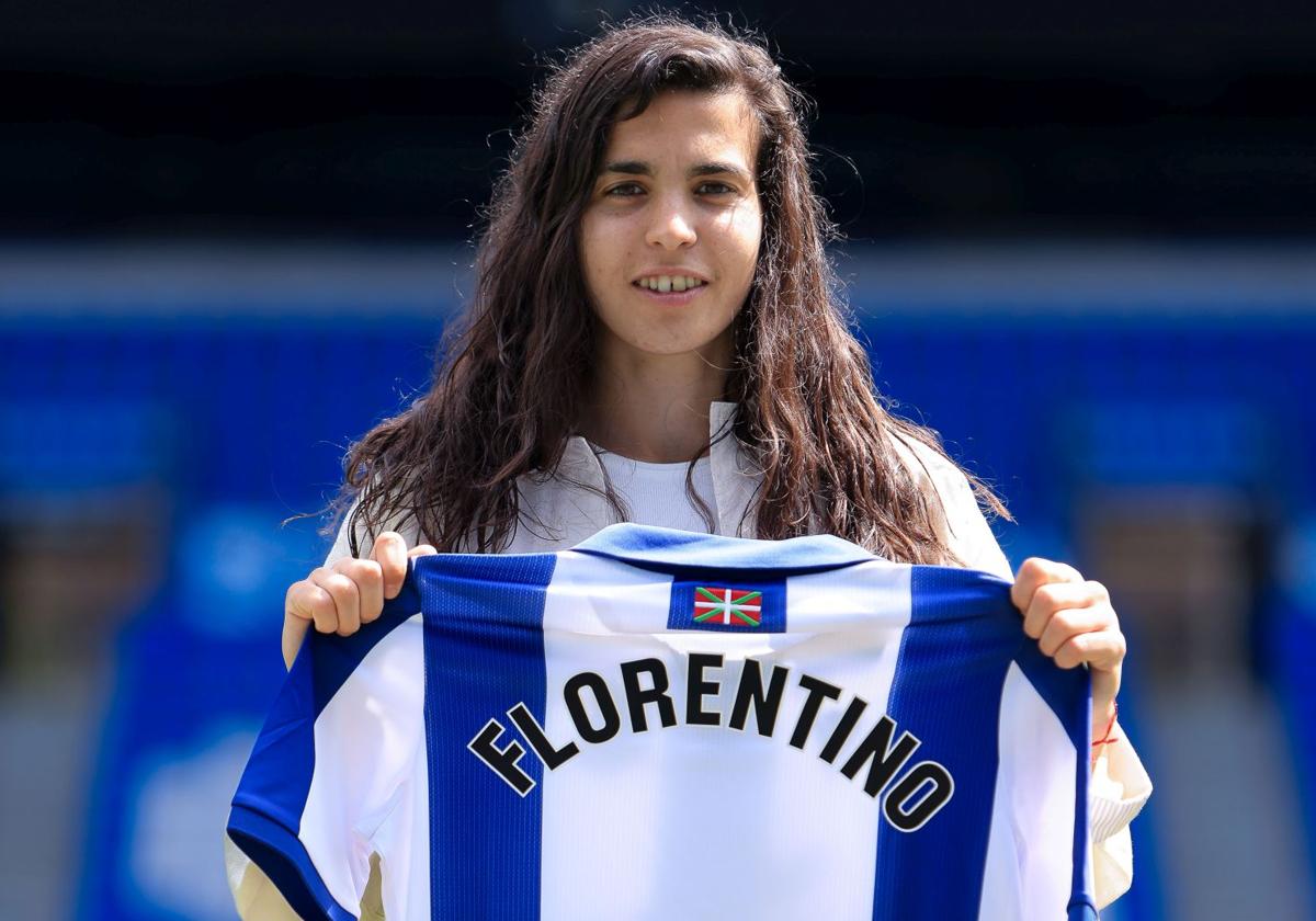Claudia Florentino, con su nueva camiseta txuri-urdin