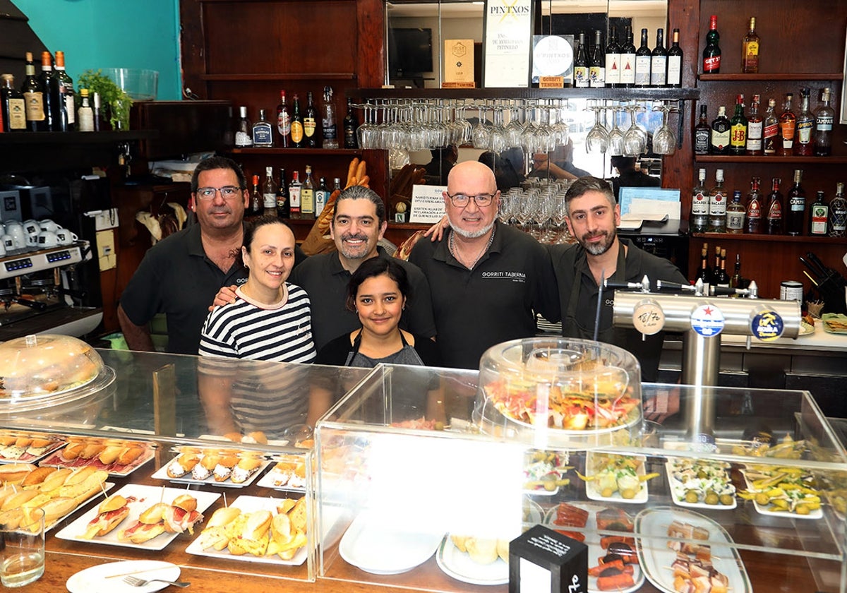 El equipo del Bar Gorriti, con Dilimag Guedez y Andrés Mejías en el centro, tras una de las barras más atractivas de la Parte Vieja.
