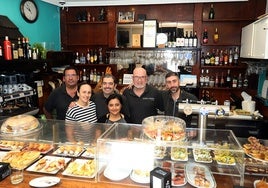 El equipo del Bar Gorriti, con Dilimag Guedez y Andrés Mejías en el centro, tras una de las barras más atractivas de la Parte Vieja.