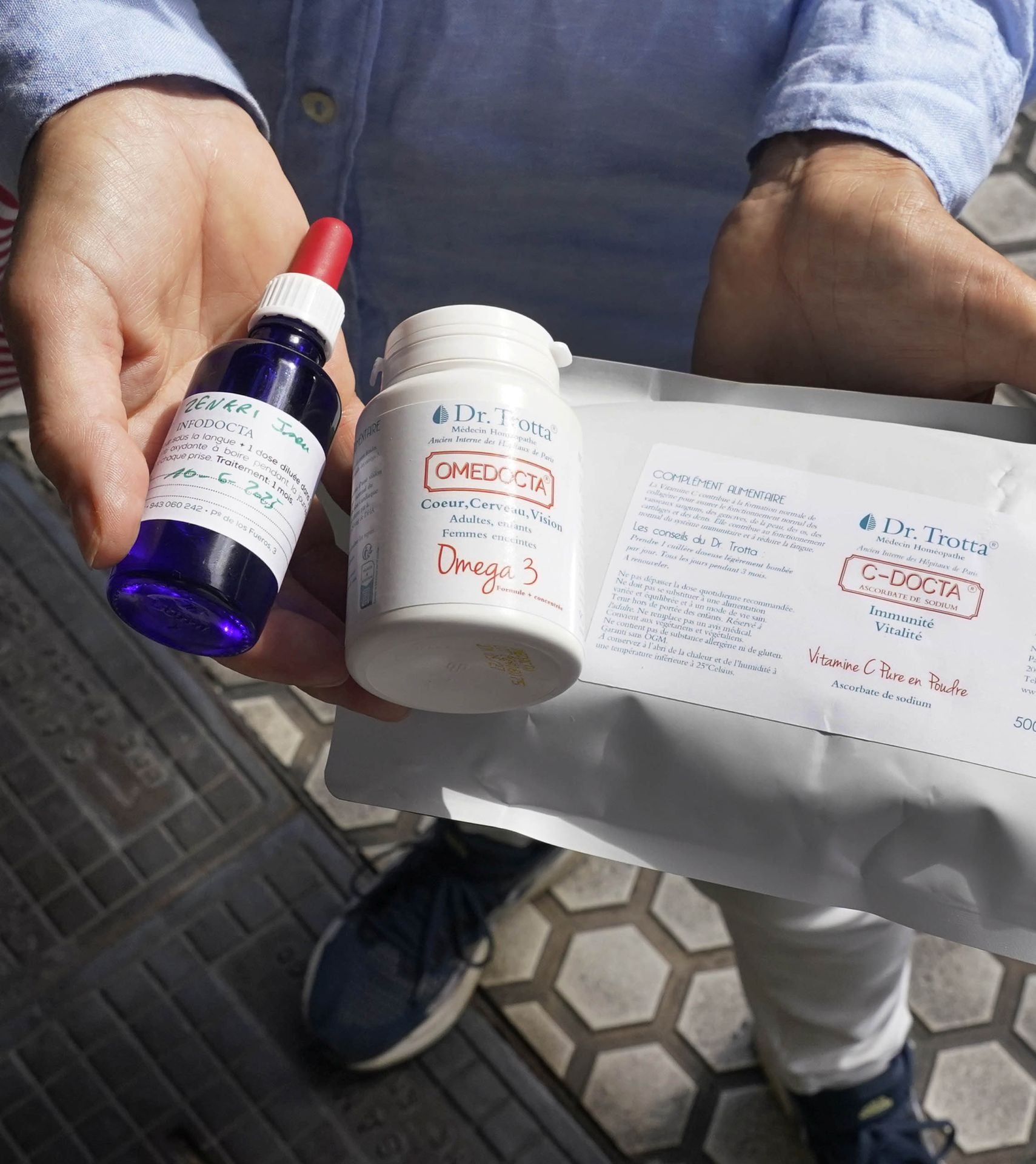 Una paciente muestra los productos prescritos para su osteoporosis.