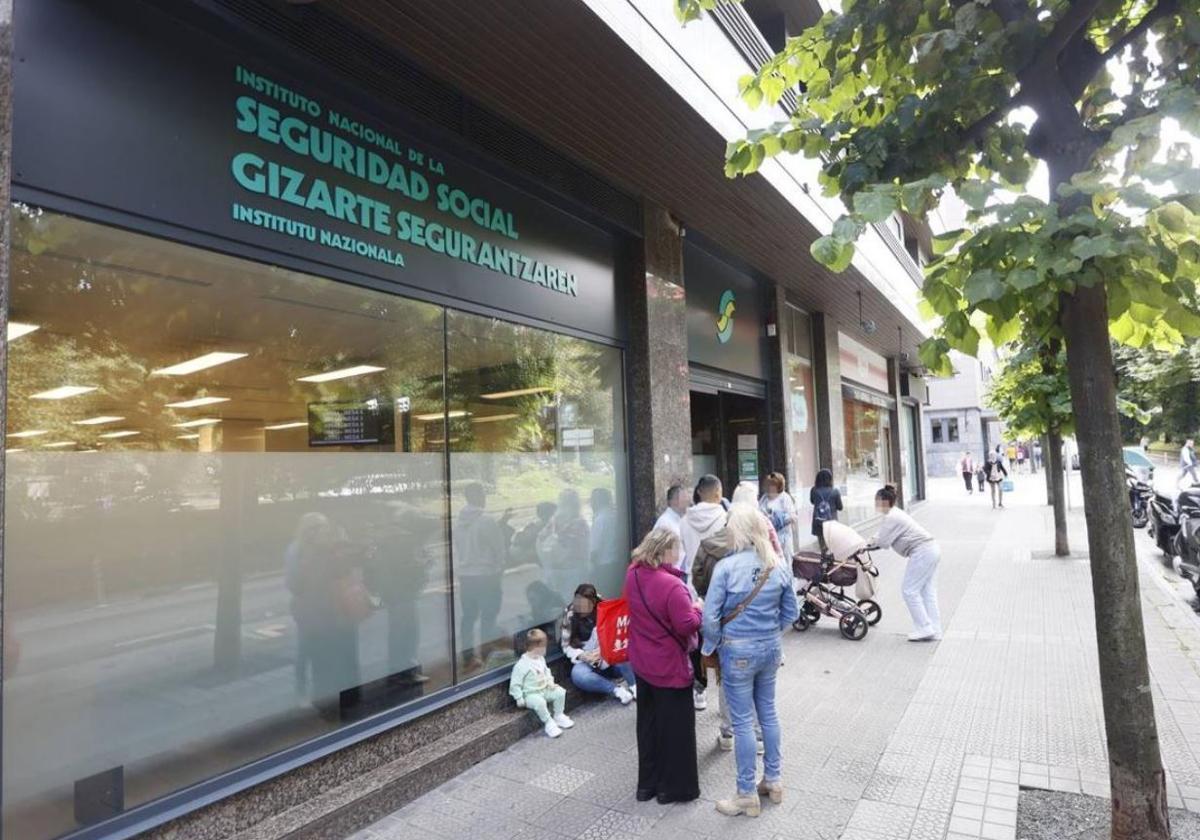 Gente haciendo cola ante las oficinas de la Seguridad Social.