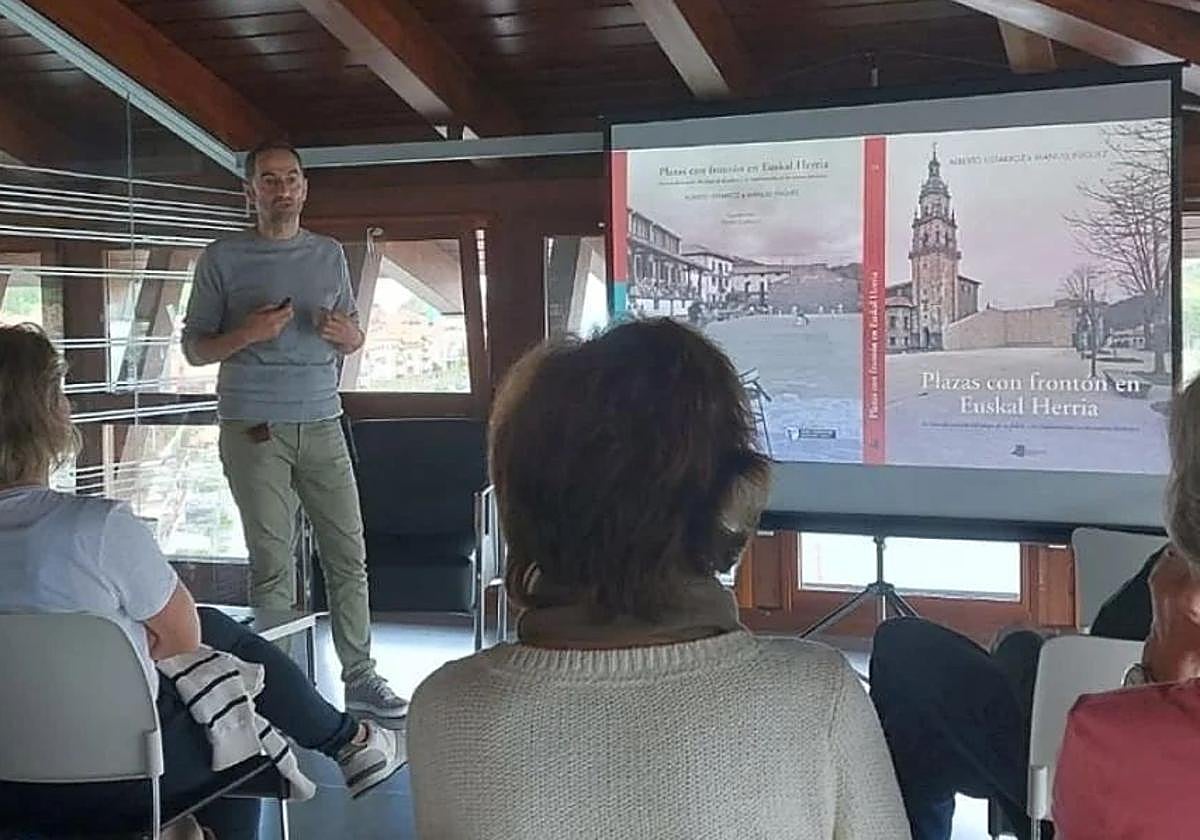 Daniel Carballo, durante una presentación en Zumaia.