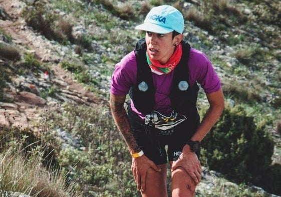 Cristina Santurino, dutante una carrera de montaña de larga distancia.