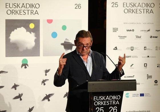 El nuevo director general de Euskadiko Orkestra, Roberto Ugarte, se dirige al público.