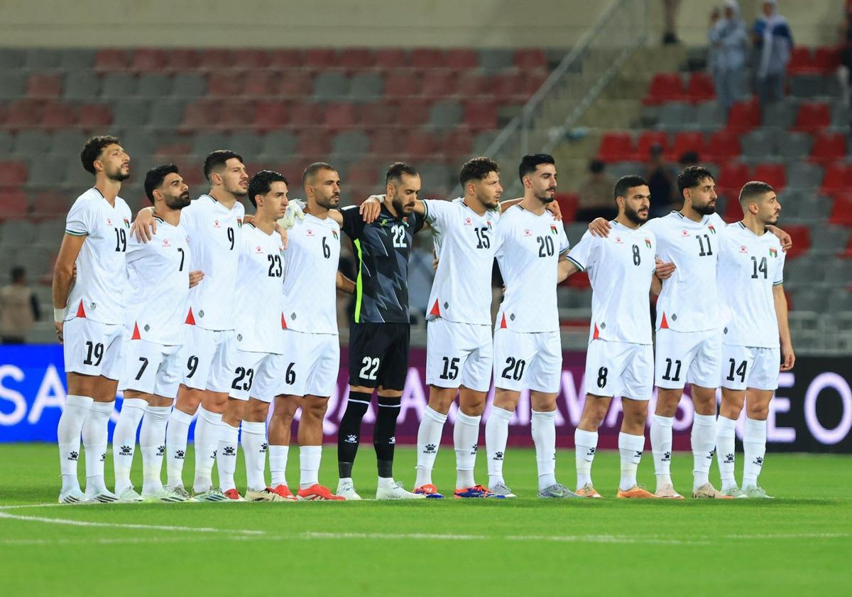 Los jugadores de Palestina brindaron ayer un minuto de silencio por los fallecidos tras el impacto de un misil israelí en una oficina en Gaza.