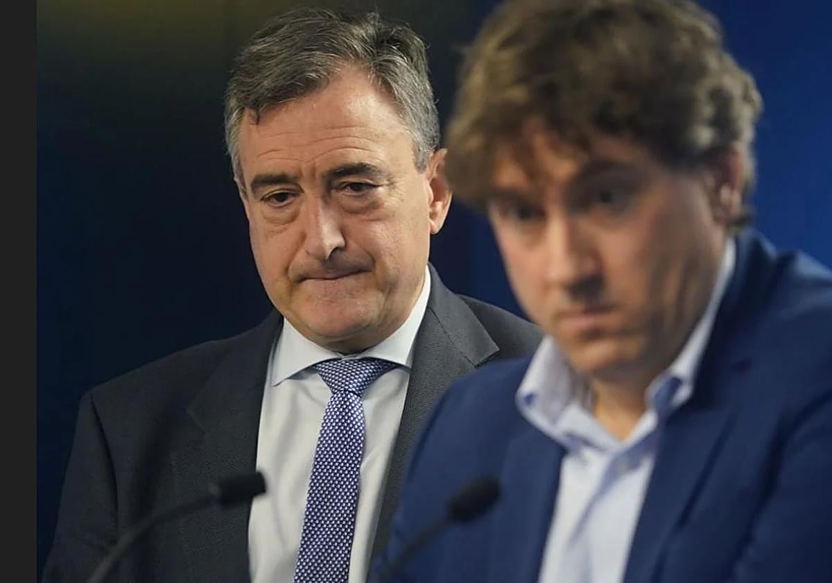 Aitor Esteban y Eneko Andueza, la pasada semana en el Parlamento vasco.