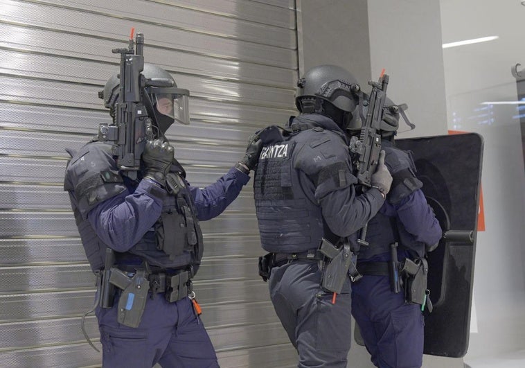 Tres agentes de la Ertzaintza durante el simulacro llevado a cabo en Garbera.