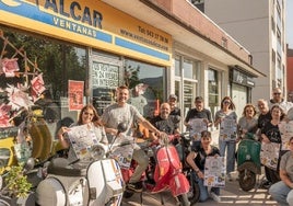 Representantes municipales y miembros de Scooter Club Euskadi en la presentación del rally de este año en el exterior de Ventanas Alcar.