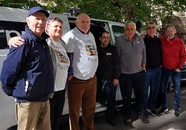 Mikel Porto, acompañado de miembros de la ONG Baobab y los exjugadores del Eibar y la Real Diego y Amutxastegi.