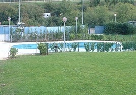 La piscina de Eskoriatza con la zona de solario.