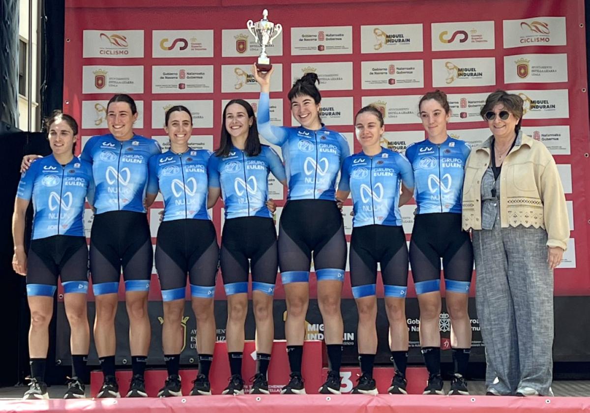 Las corredoras en el podio de Estella por equipos.