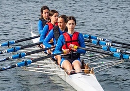 Nesken laukoa lanerako prest aulki mugikorrean.