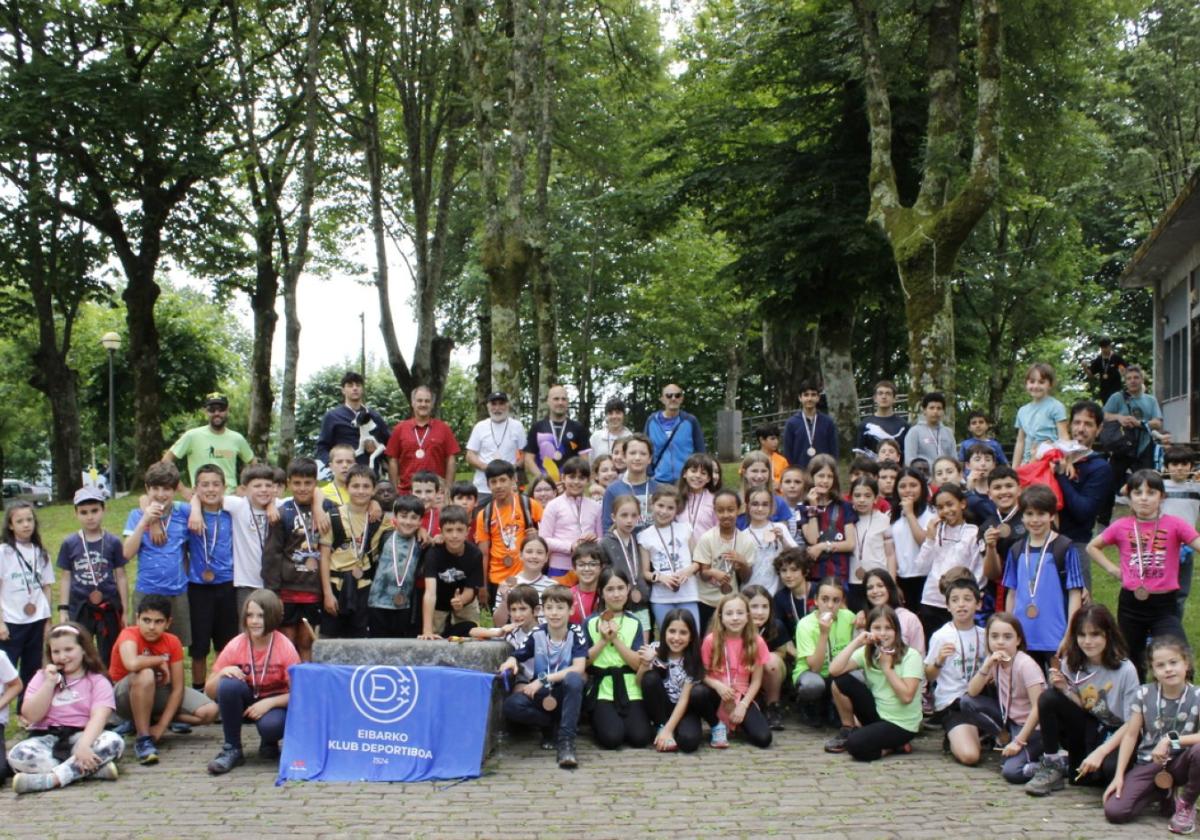 Foto de familia con los escolares en el Día del Finalista.