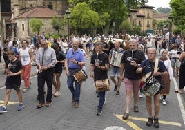 La entrada de los bueyes a Lazkao estuvo acompañada por los txistularis y los vecinos que salieron a recibirles.