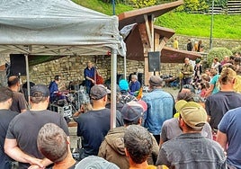 Hainbat herritar iazko Xiri Eguneko kontzertu batean.