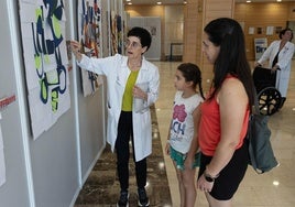 Julene, la impulsora del proyecto, con la pequeña Mara y su madre, Leire.