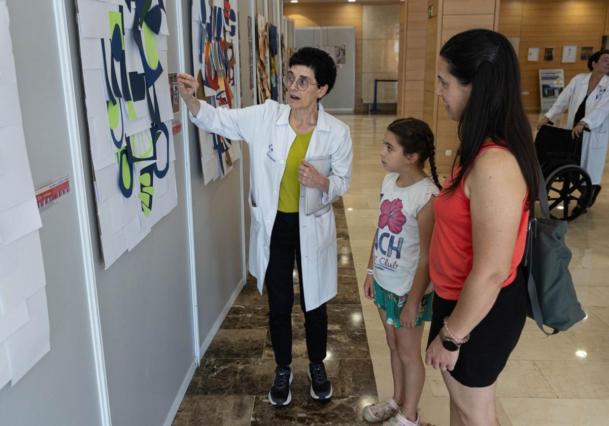 Julene, la impulsora del proyecto, con la pequeña Mara y su madre, Leire.