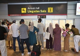 Deportados españoles han comenzado a llegar a Barajas este jueves.