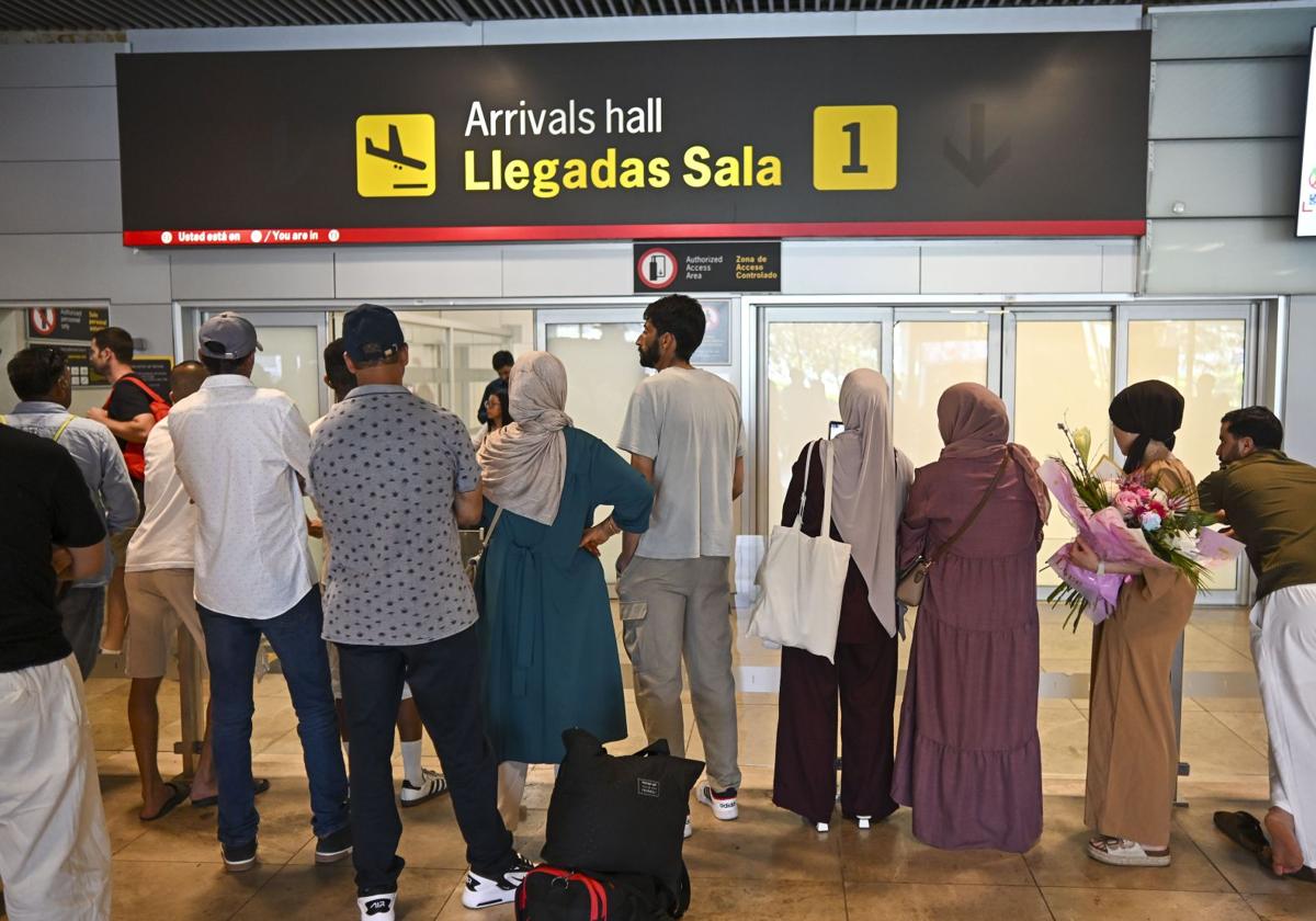Deportados españoles han comenzado a llegar a Barajas este jueves.