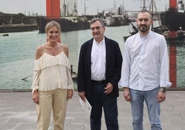 Aitor Esteban flanqueado por la presidenta de la Fundación Sabino Arana y Mikel Hidalgo, del patronato.