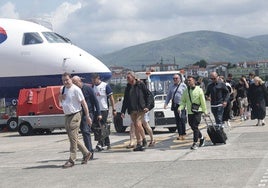 Aficionados ingleses aterrizan en Hondarribia para asistir a la final de la Europa League.