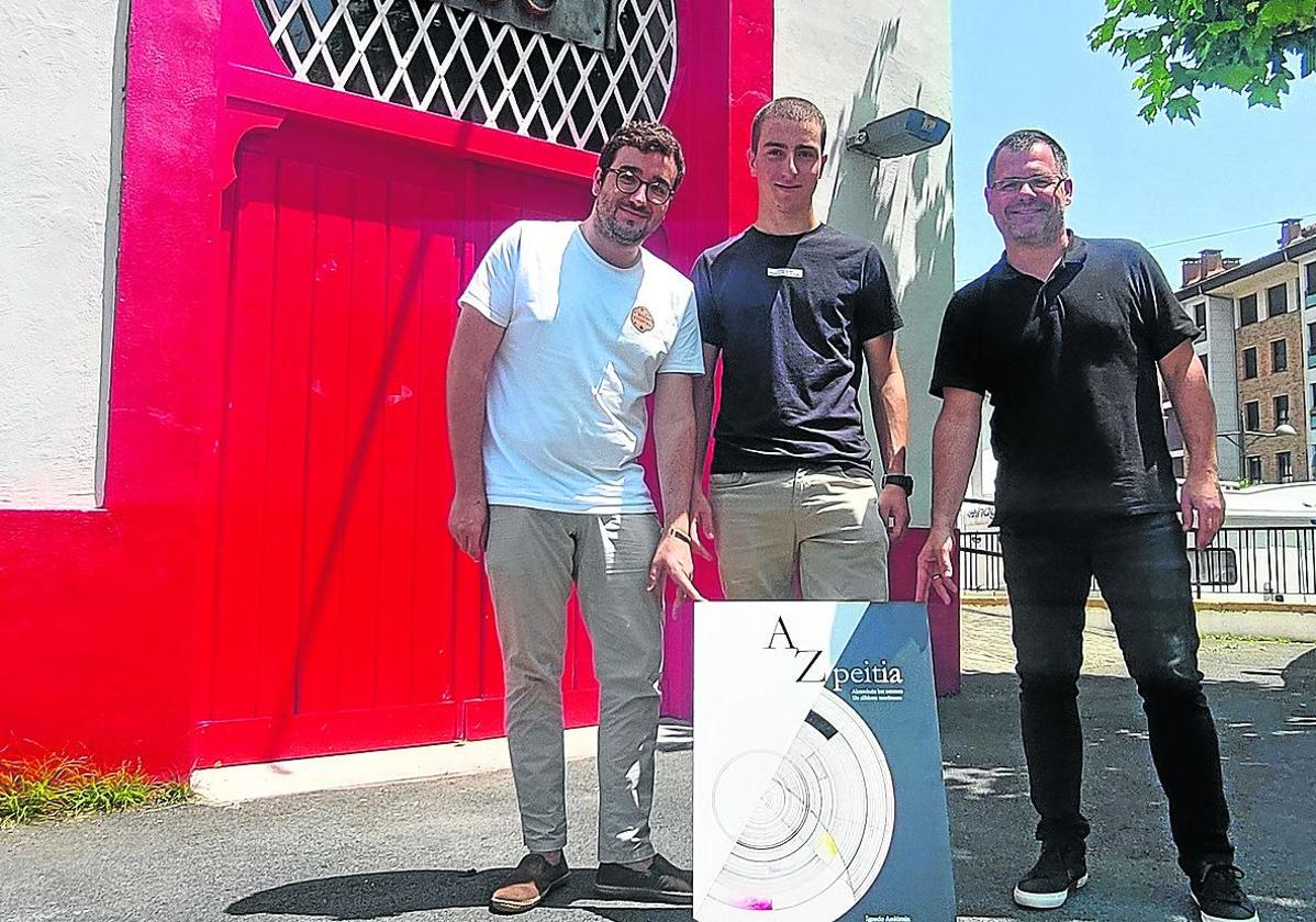 Arakistain, Arambarri y Soraluze, con el cartel, portada del libro.