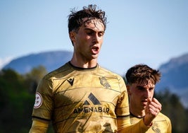 Mikel Goti celebra un gol
