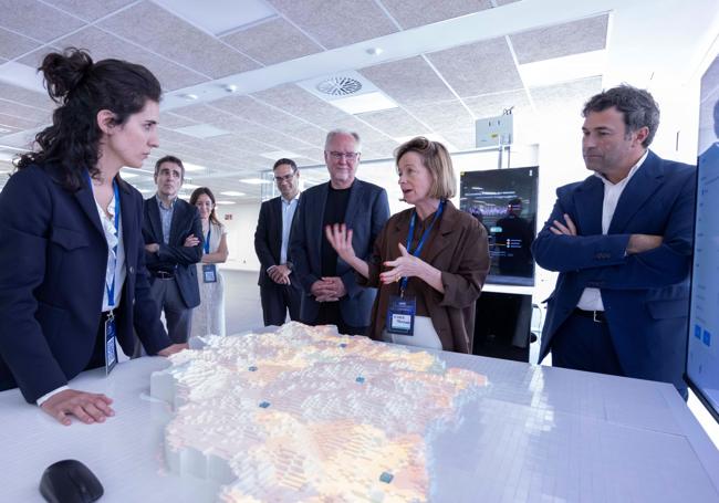 La diputada general Eider Mendoza, junto al diputado foral de Promoción Económica Unai Andueza a su izquierda y Kent Larson y Luis Alonso, del MIT de Cambridge, a su derecha, atiende las explicaciones de la directora científica del City Science Lab Zuriñe Varela.
